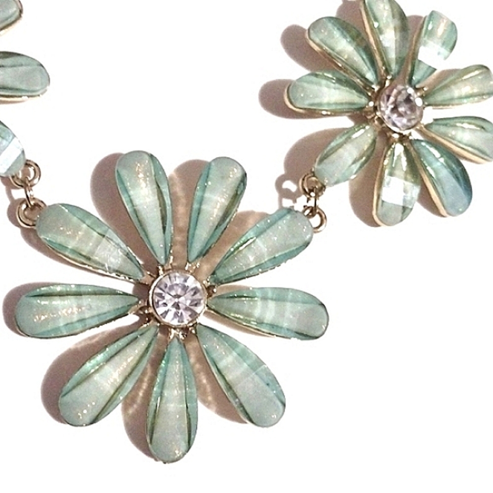 VINTAGE GREEN LUCITE PETALS AND RHINESTONES FLORAL BIB GOLD-TONE 17-20"NECKLACE - Picture 4 of 11